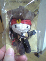 右手のって拳銃…？